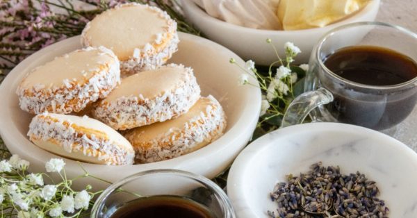 dulce de leche filling Alfajor cookie